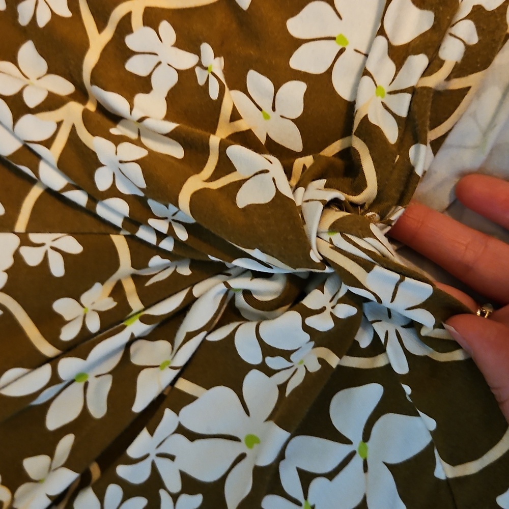 Fighting Eel Floral Top - Picture 5 of 6